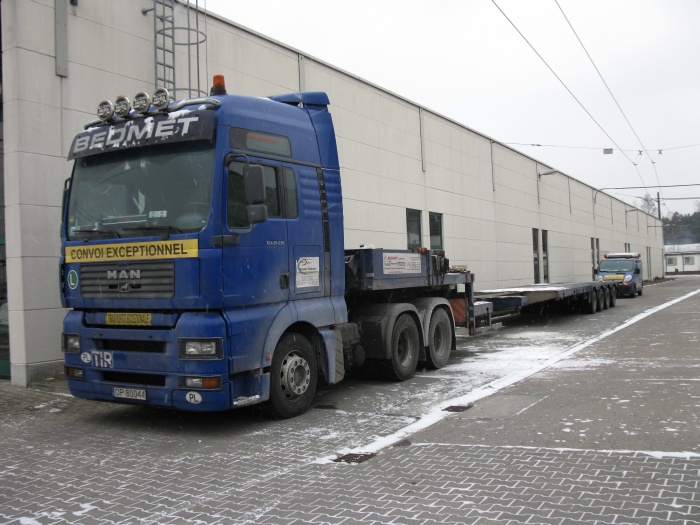 Polnischer LKW-Tieflader nebst Begleitfahrzeug